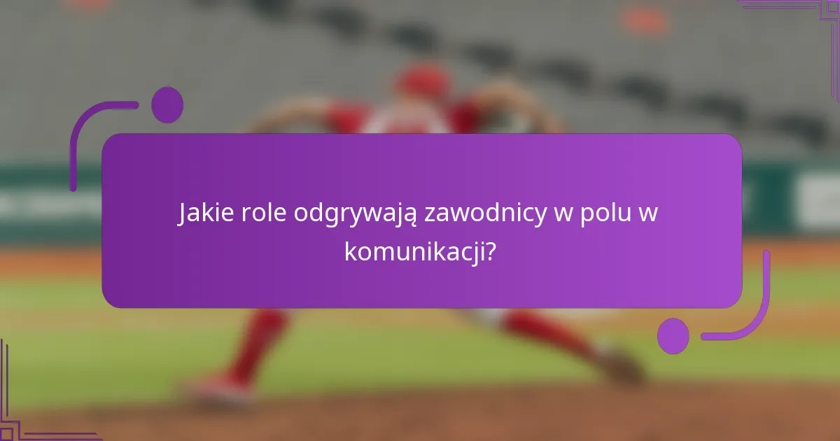 Jakie role odgrywają zawodnicy w polu w komunikacji?